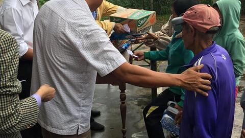 UBND TT. Đắk Mâm phối hợp với Nhóm cầu nối yêu thương thánh phố Hồ Chí Minh - Krông Nô, cửa hàng điện máy Quốc Huấn trao 20 xuất quà và 50 đôi dép, 50 tấm kính giọt bắn với 200 bộ quần áo cho các hộ nghèo, gia đình khó khăn trên địa bàn thị trấn Đắk Mâm