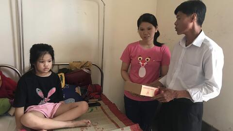 Trường tiểu học Lê Thị Hồng Gấm trao 10.325.000đ cho em Trần Thị Hoàng Dung