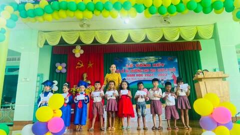 Hội Khuyến học thị trấn Đắk Mâm trao học bổng khuyến tài cho 129 em học sinh và 07 tập thể năm học 2022-2023