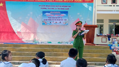 Công an thị trấn Đăk Mâm tuyên truyền tai nạn đuối nước cho các em học sinh mỗi khi mùa hè đến.